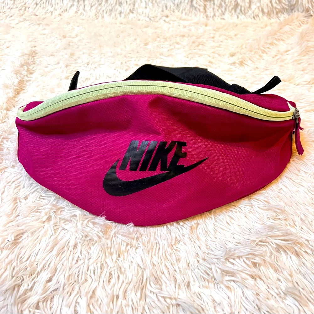 VINTAGE | Nike pink magenta fanny pack bag